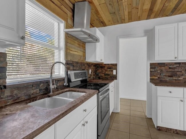 Building Photo - 703 5th Pl SW