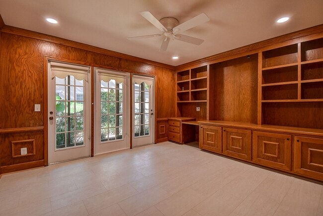 Building Photo - Luxurious 4 bedroom, 3 bath pool home.