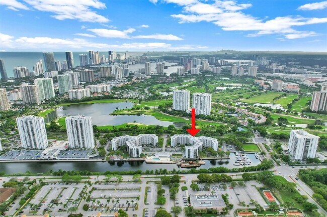 Building Photo - 3401 N Country Club Dr