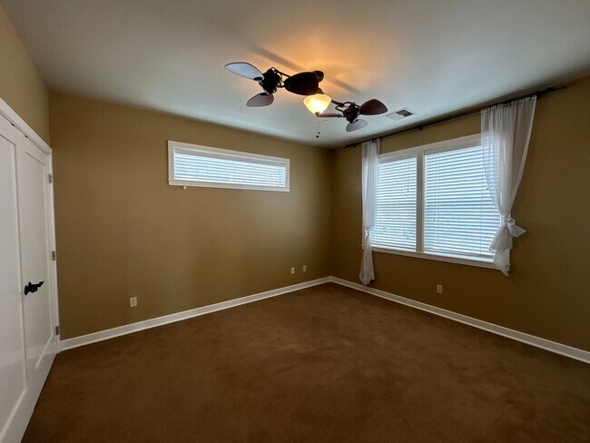Building Photo - 2 Bedroom / 1.5 Bath Executive Apartment i...