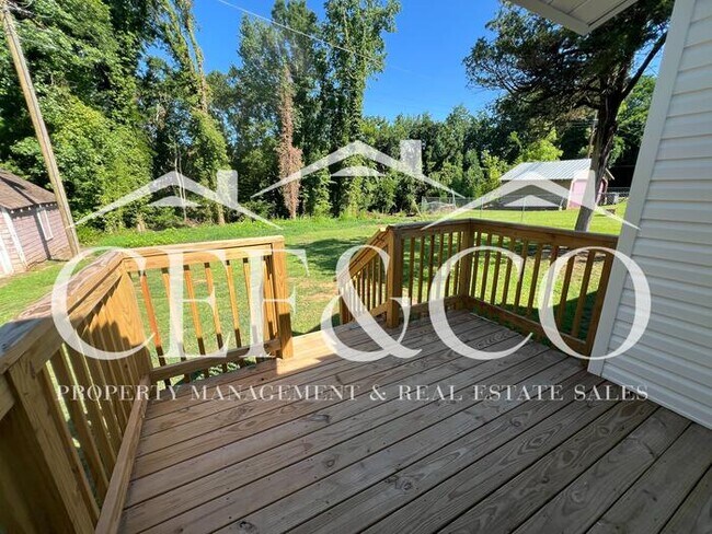 Building Photo - Spacious 3 bedroom home now available in Spartanburg!