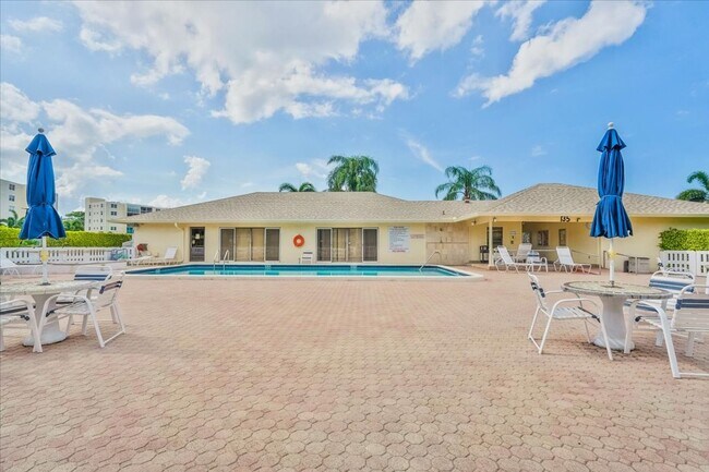 Building Photo - Meadowbrook Lakes View East Condominiums - Dania Beach