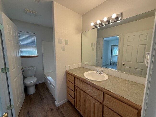 Building Photo - 2 Bed/2 Bath Apartment Located Near OSU/COCC Campus - Attached Garage