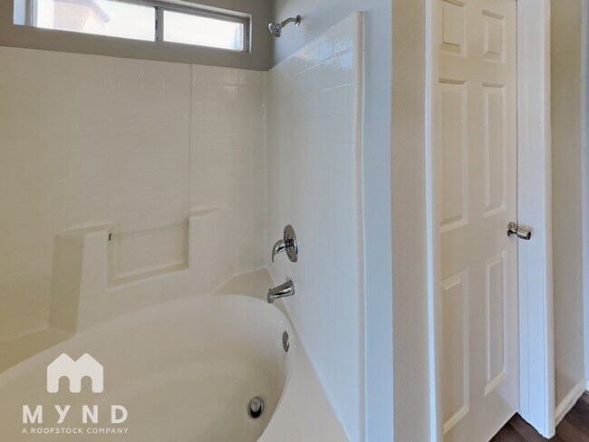 Building Photo - 1527 Cane Hill Dr
