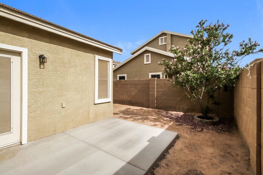 Building Photo - 8739 E Lindner Ave