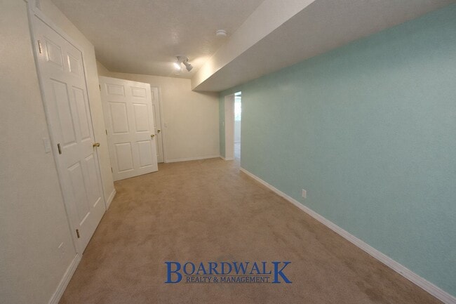 Building Photo - Beautiful 6 Bedroom Home in Sandy!