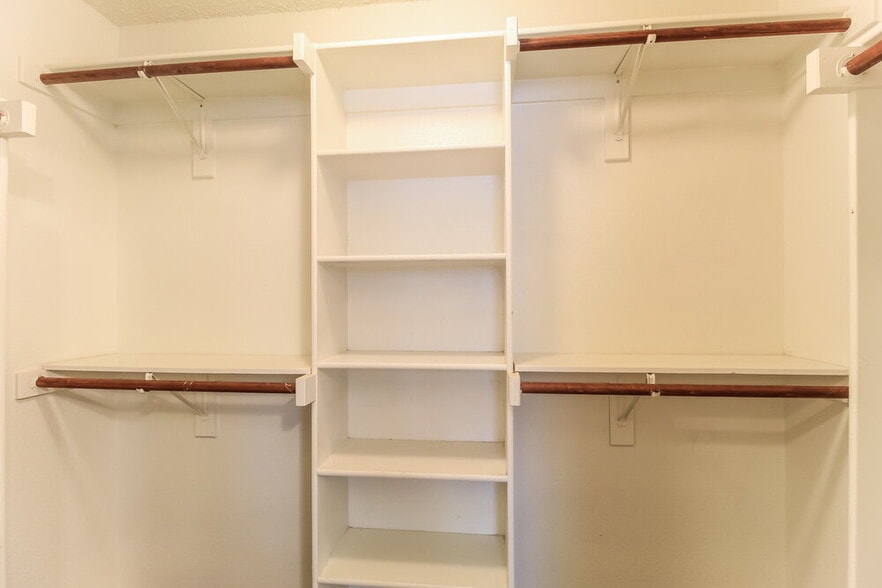 Building Photo - 833 Beaver Creek Dr