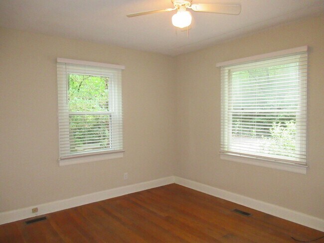 Building Photo - Lovely 2br bungalow with screened porch an...