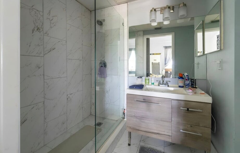 En suite bathroom - 705 SW 148th Ave