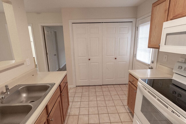 Building Photo - 1325 Godas Cir