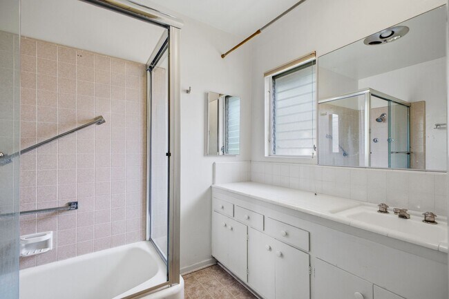 Building Photo - Bright & Spacious 2 Bed / 2 Bath Across from Caltech