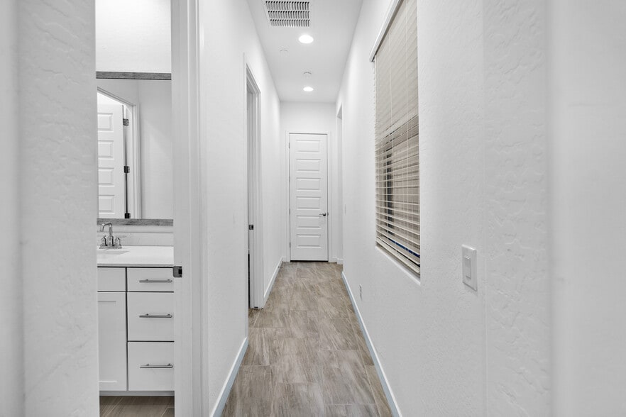 Building Photo - 9738 E Tiburon Ave