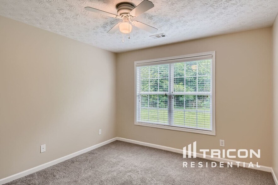 Building Photo - 828 Redan Way