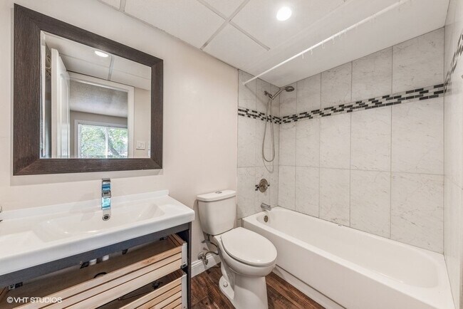 Building Photo - 5511 Chateau Dr