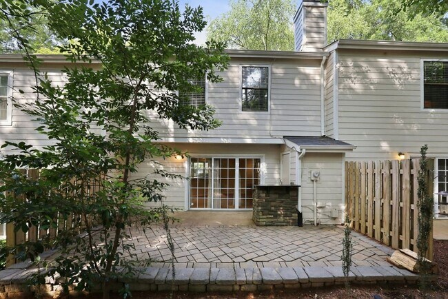 Building Photo - Modern 3BD, 2.5BA North Raleigh Townhome with Upgrades in a Prime Location Near Top Shopping, Din...