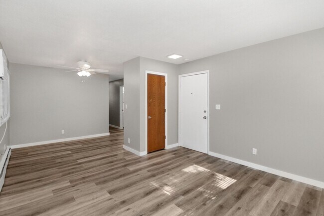 Building Photo - $200 off of 1st months rent if rented by 1...