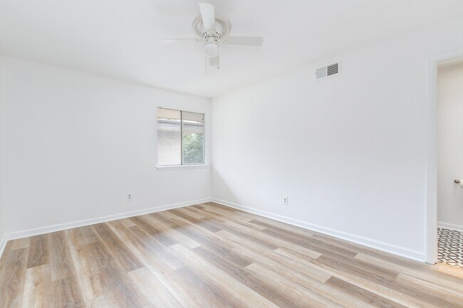 Building Photo - 346 Carpenter Dr NE