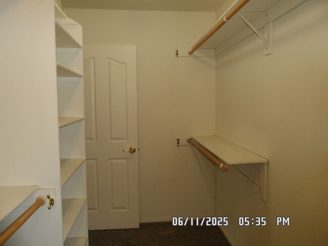 Building Photo - 3 Bedrooms, Den, 2 Bathrooms, 3 Car Garage...