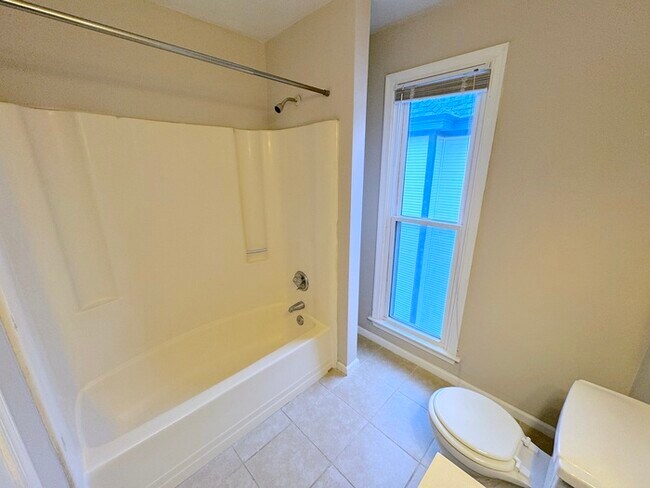 Building Photo - SPACIOUS 2 BEDROOM/1.5 BATH HOME IN PORTSMOUTH