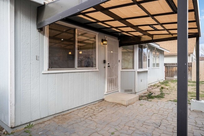 Building Photo - Well Maintained 3 Bedroom, 2 Bath Home