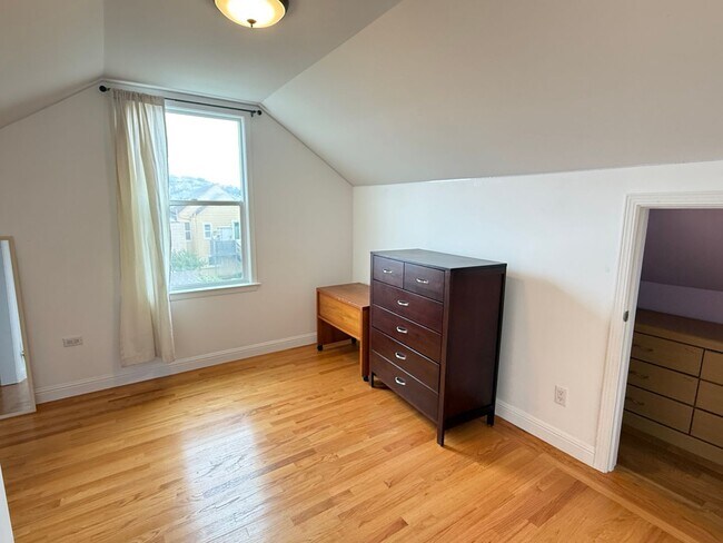 Building Photo - 882