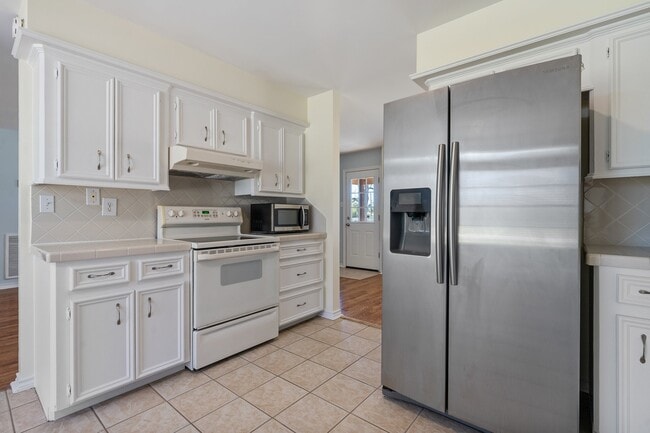 Building Photo - 9134 Lakeside Dr