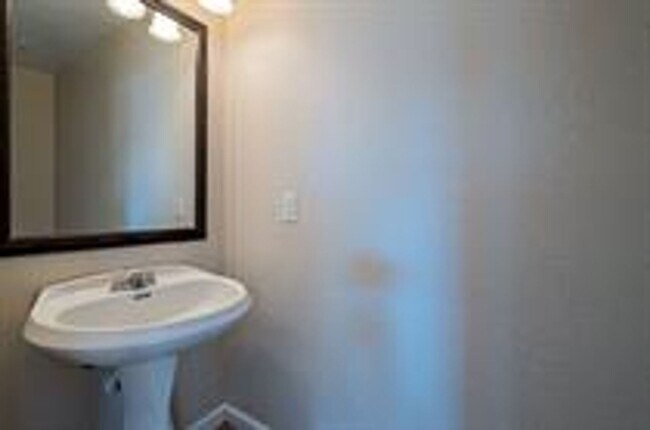 Building Photo - Limited Time: No Application Fee Required Apply for FREE — $55 Fee Waived 5 BDRM 2.5 BATHS