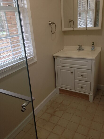 Full Bath - 1240 Robinhood Cir