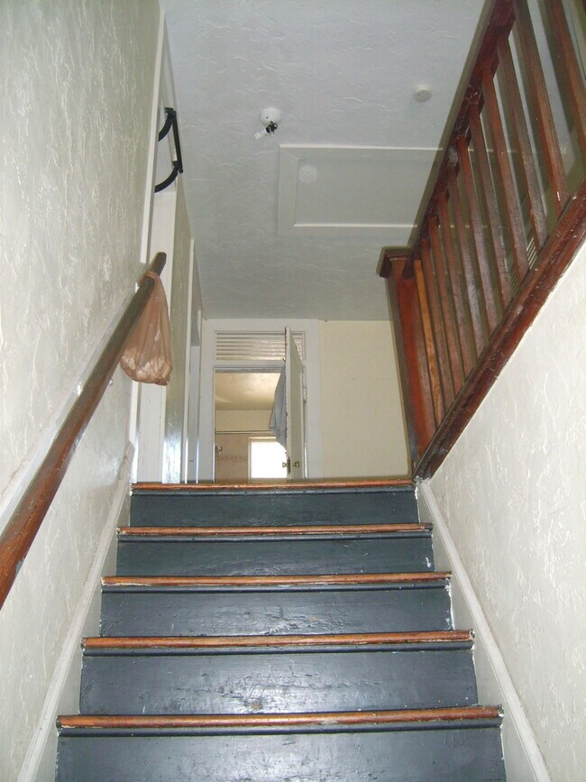 Building Photo - Huge 3 Bedroom, 1 Bathroom Apartment Steps From UF in Fifth Avenue