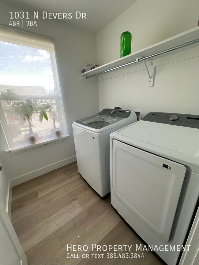 Building Photo - 1031 Devers Dr