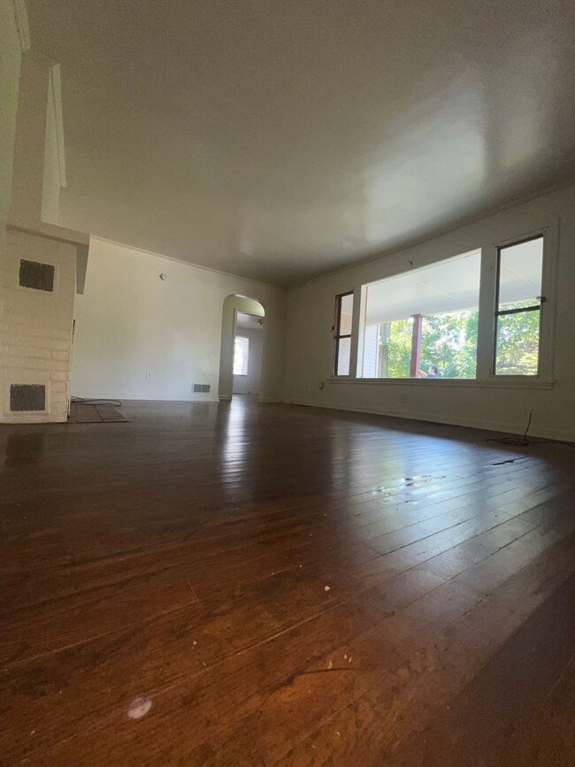 Building Photo - 3 Bedroom House AVAILABLE AUGUST 2025; Mon...