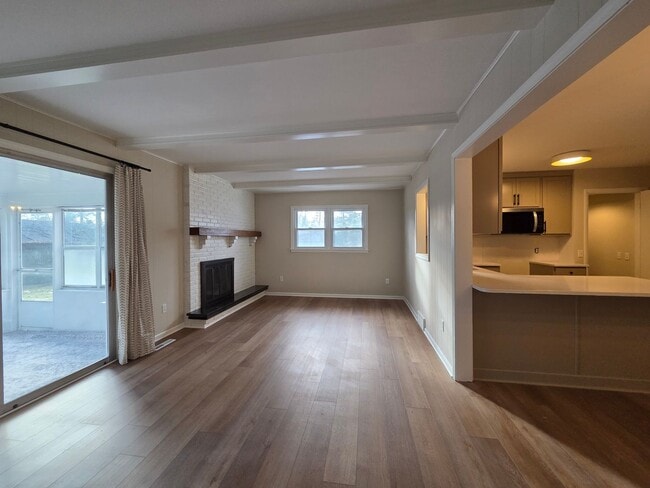 Building Photo - Beautiful 4 bedroom in Forest Hills