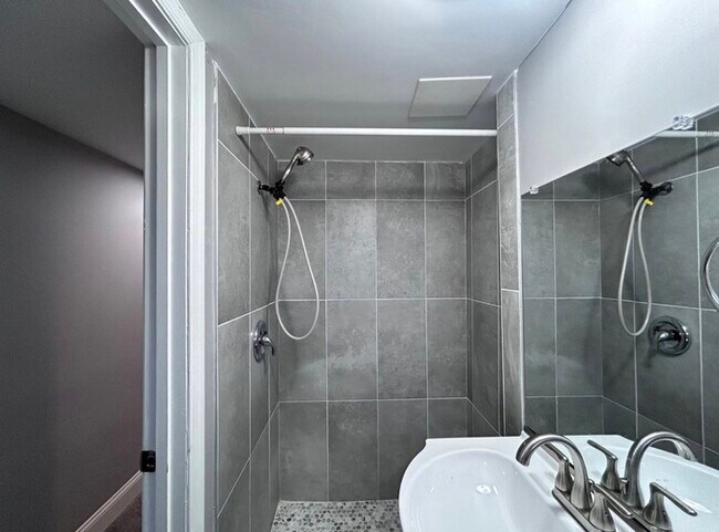 Building Photo - 4 Bedrooms 2 Bathrooms, 21239