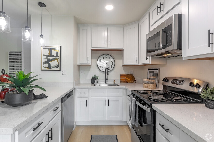 Primary Photo - Hacienda Hamilton