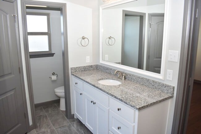 Building Photo - Beautiful 4 Bed, 2 Bath Home in Bridgeport!