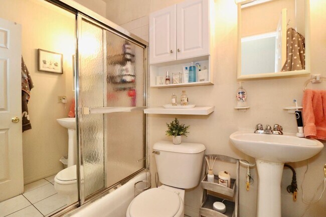 Building Photo - 1035 Washington St