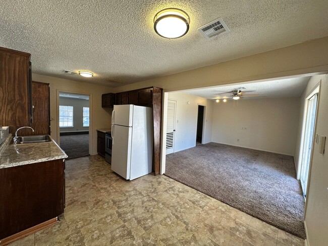 Building Photo - 3-bed 1.5-bath Rental Home Available in No...