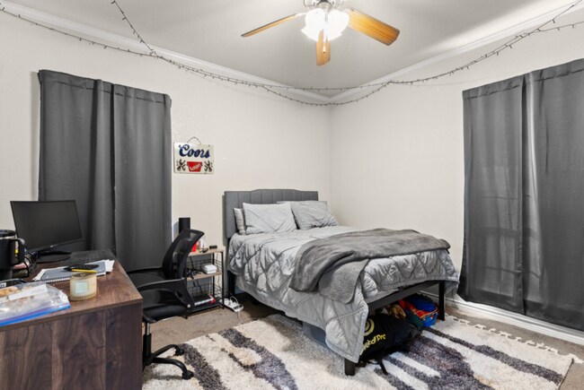 Building Photo - 5 bed 4 bath near campus!