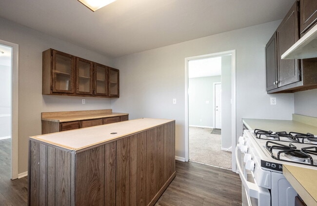 Building Photo - "Charming 3-Bed, 2-Bath Gem on E 35th St w...