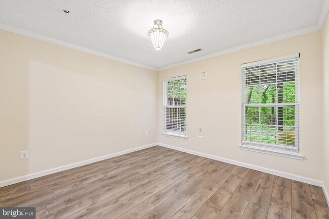 Building Photo - 8727 Thornbrook Dr