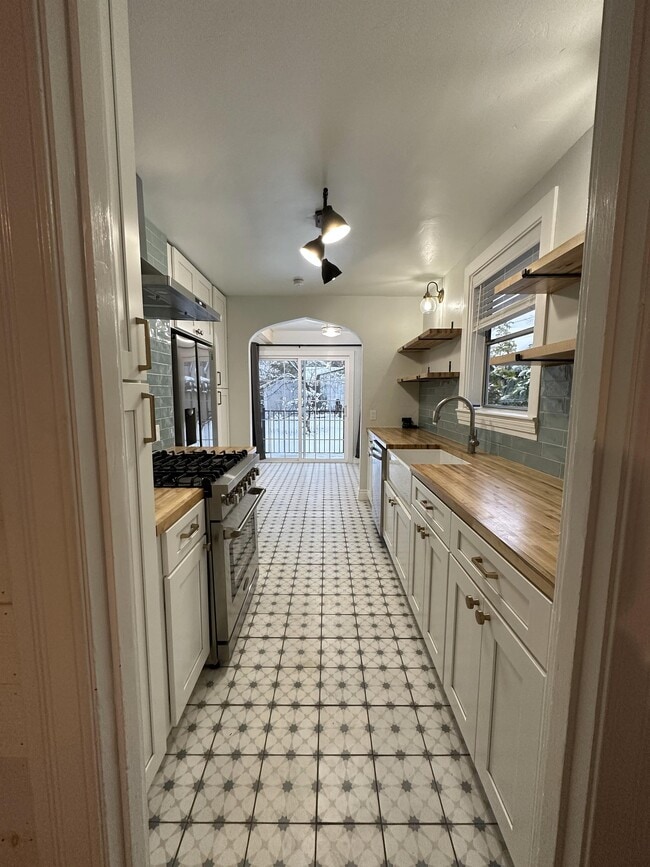 Building Photo - 608 Neal St