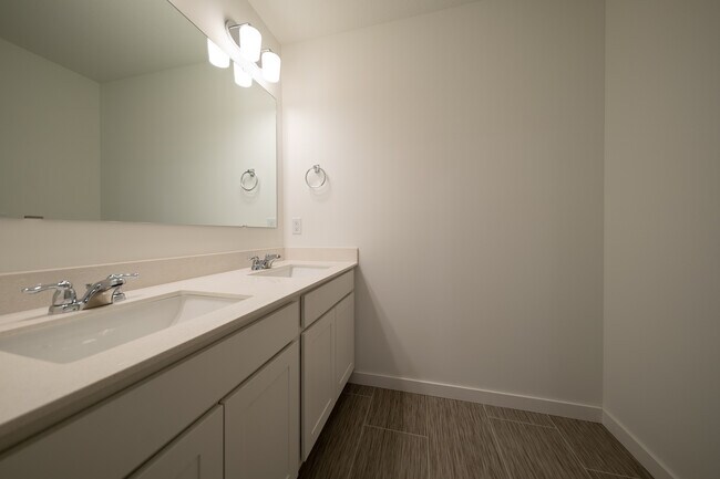 Building Photo - 10429 Ithaca Ln N