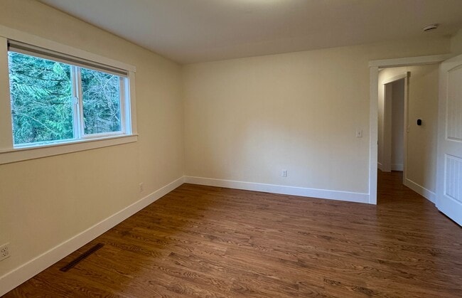 Building Photo - Location Location Location....plus a darling one story cottage