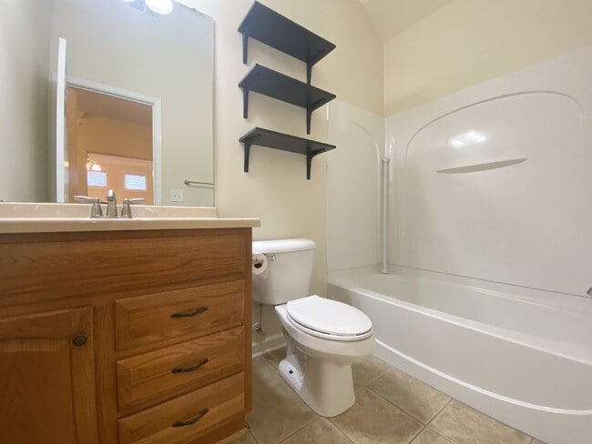 Building Photo - Charming Four-Bedroom Home in Bluffton with 3 Full Baths & Garage!