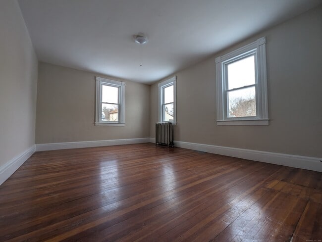 Building Photo - 86 Main St