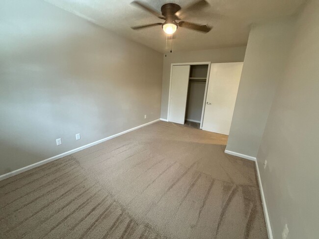 Building Photo - 121 Western Villa Dr