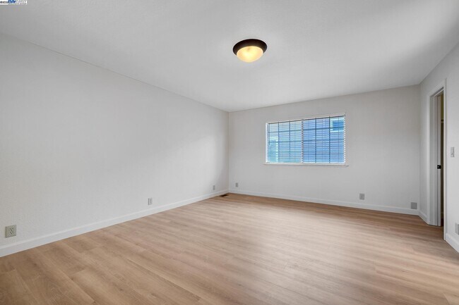 Building Photo - 125 Chestnut Ave