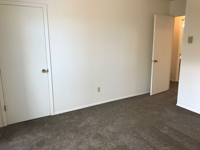 Building Photo - 2 Bedrooms 1 Bathroom-Pet Friendly