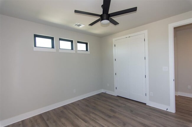 Building Photo - 2804 Lawrence Dr