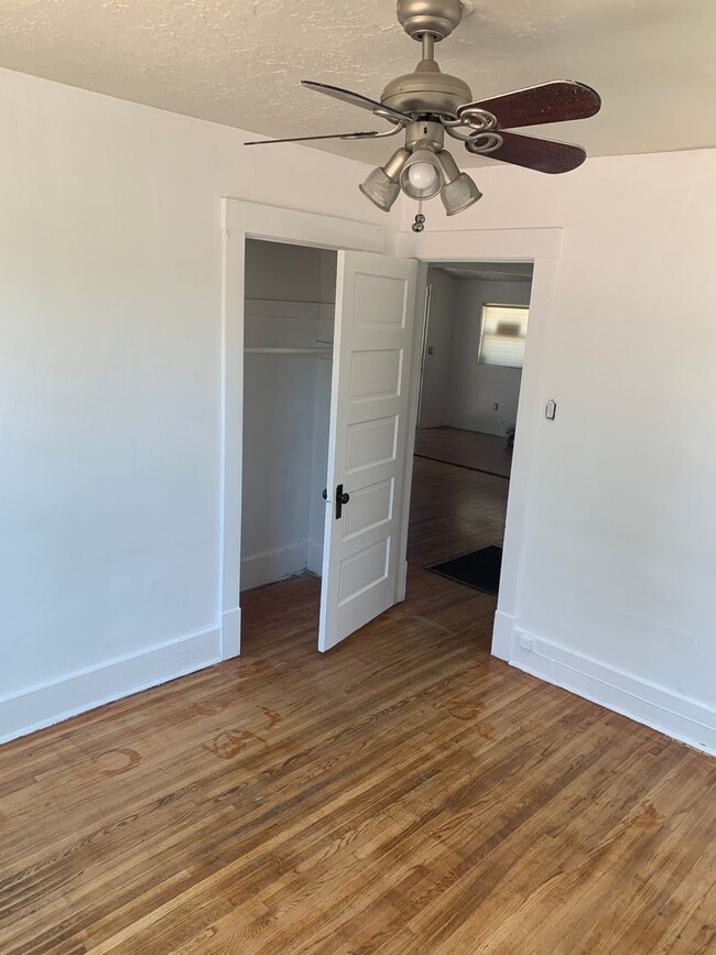 Building Photo - ***Cozy 2 bedroom 1 bath with GATED parkin...